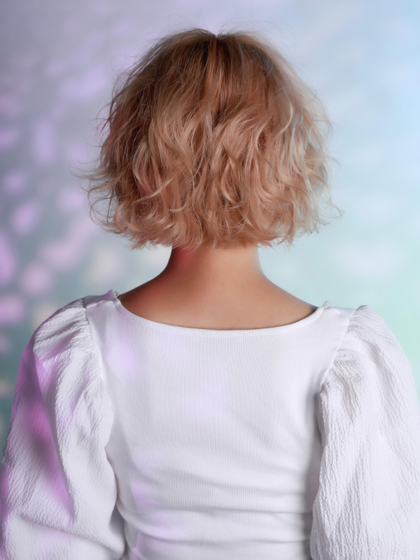 ブロンドカラー×ウェーブのおしゃれボブスタイル