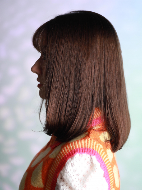 暗髪のナチュラルな内巻きミディアムスタイル