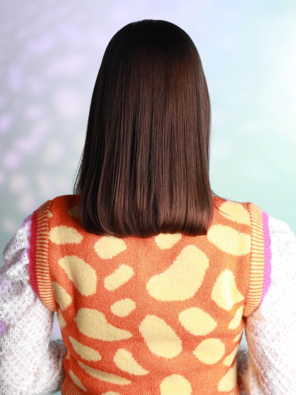 暗髪のナチュラルな内巻きミディアムスタイル