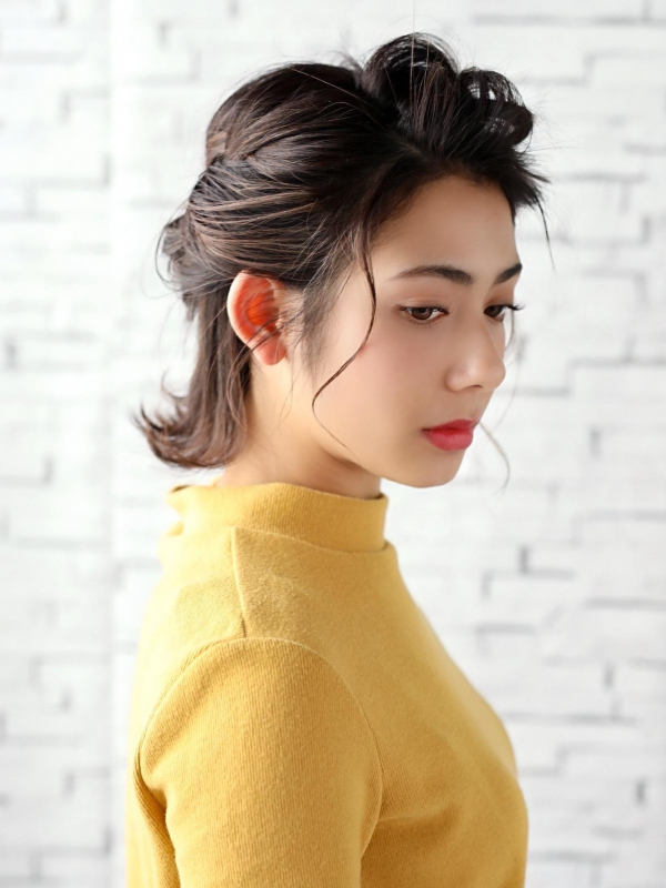 前髪なしショートボブの華やかハーフアップアレンジ