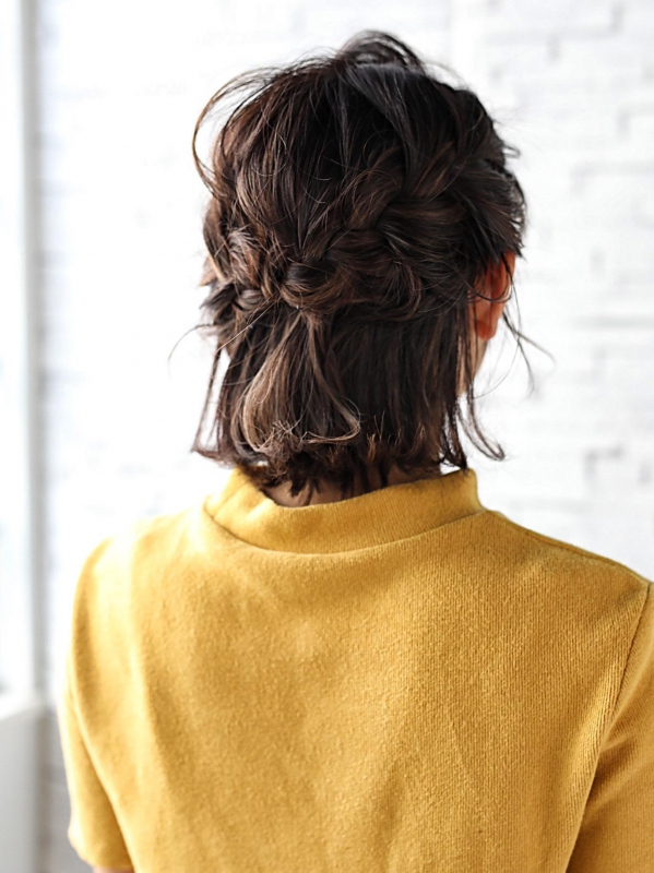 前髪なしショートボブの華やかハーフアップアレンジ