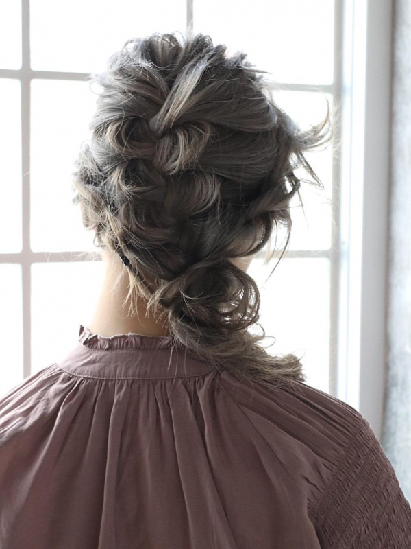 ハイトーン×セミロングのクラシカルな編み込みアレンジ