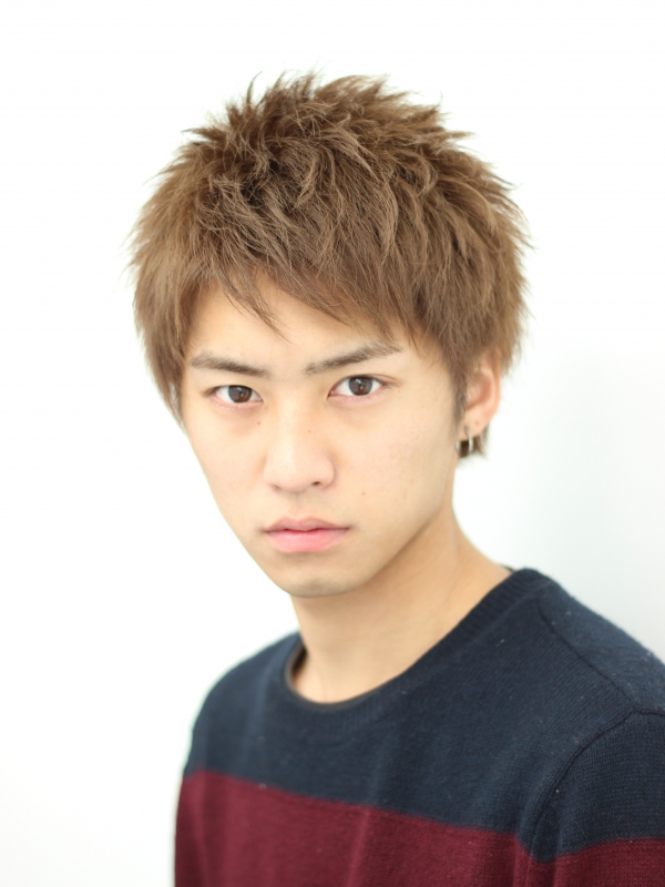 ナチュラルなアップバングと束感際立つメンズショート