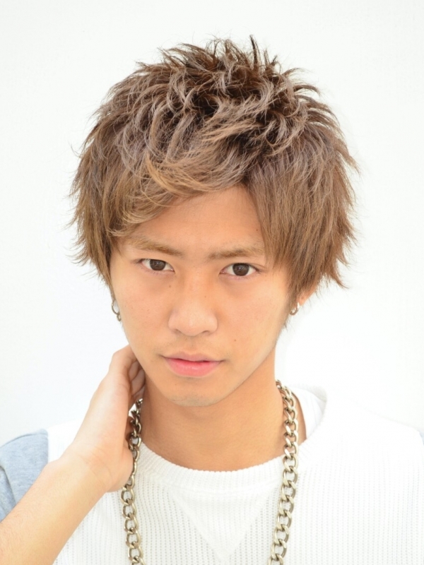 アップバングがワイルドなメンズショートレイヤー