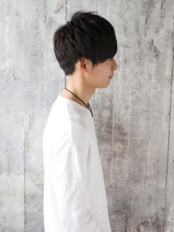 ナチュラルな黒髪マッシュが爽やかなメンズショート