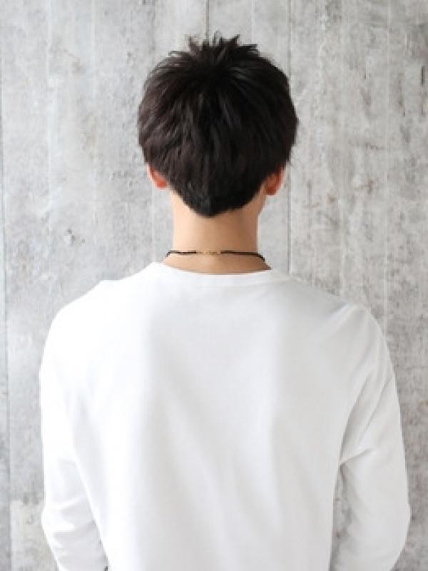 ナチュラルな黒髪マッシュが爽やかなメンズショート