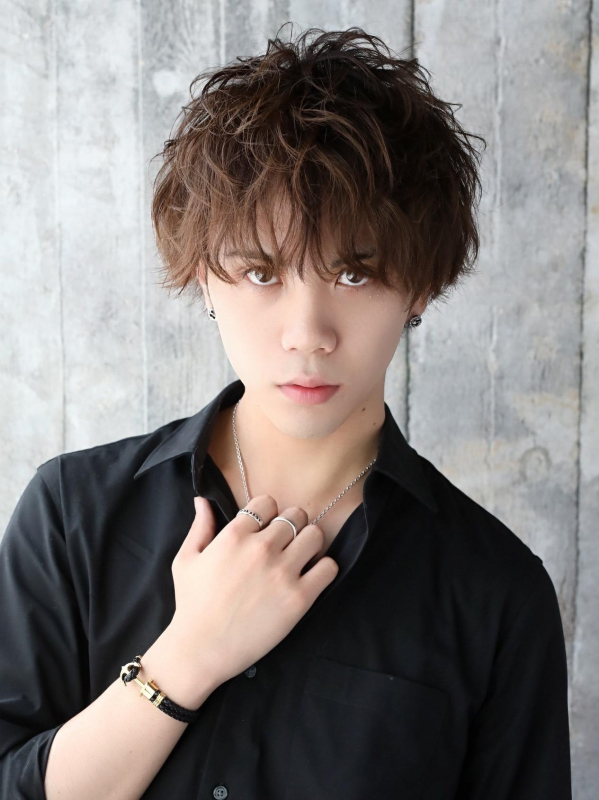 ウェーブと束感で見せるメンズのミディアムショート