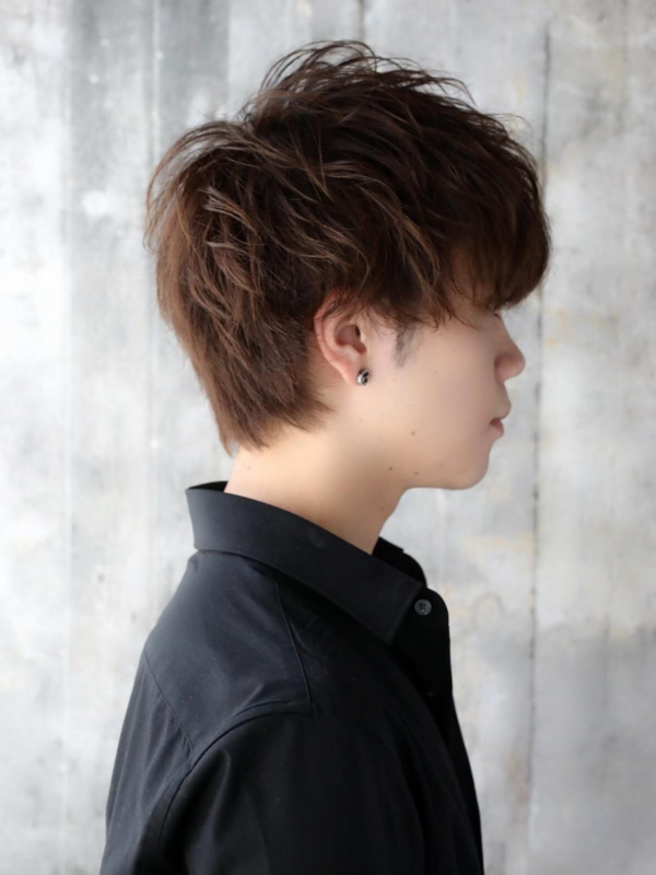 ウェーブと束感で見せるメンズのミディアムショート