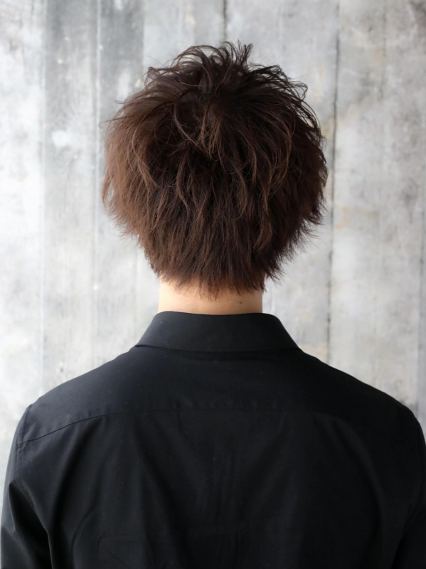 ウェーブと束感で見せるメンズのミディアムショート