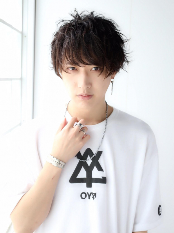 社会人にもおすすめ！リバースの毛流れメンズの大人ショート