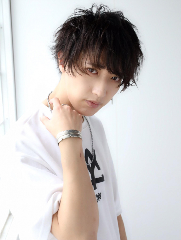 社会人にもおすすめ！リバースの毛流れメンズの大人ショート