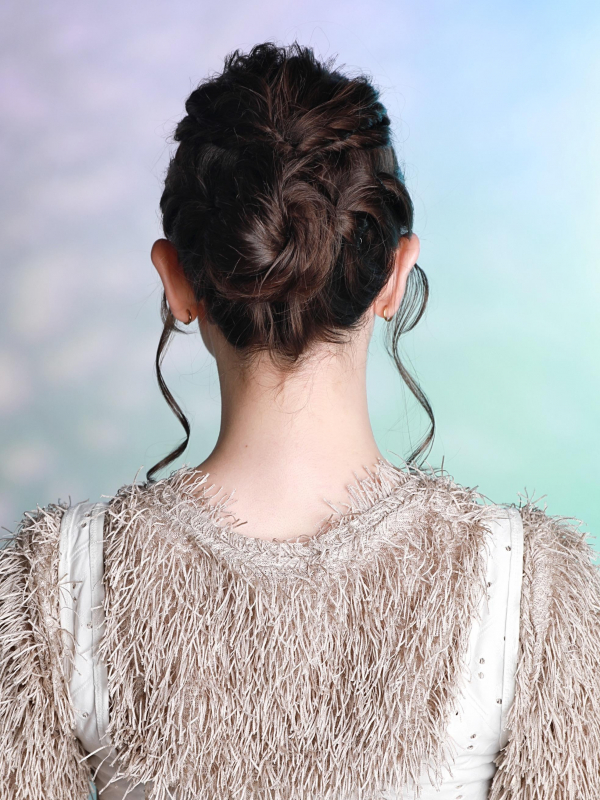 暗髪のお団子×ねじりのみのアレンジスタイル