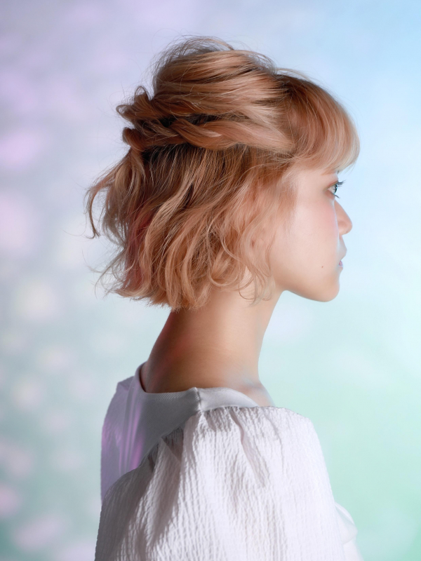 ハイトーンショートボブの簡単ハーフアップアレンジ