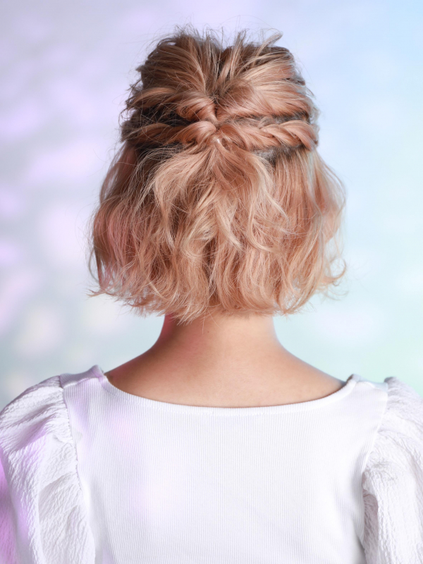 ハイトーンショートボブの簡単ハーフアップアレンジ