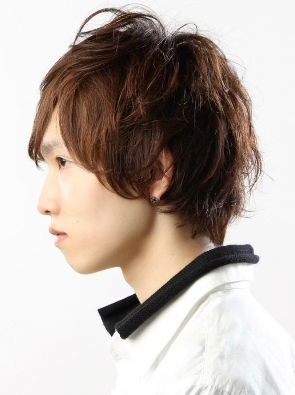 毛先に動きをつけたメンズの長めミディアムヘア