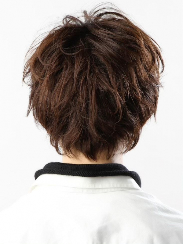 毛先に動きをつけたメンズの長めミディアムヘア