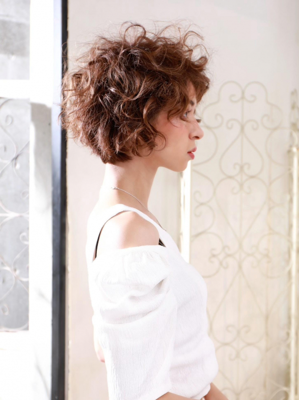 強めカールがスパイシーなスパイラルパーマのショートヘア