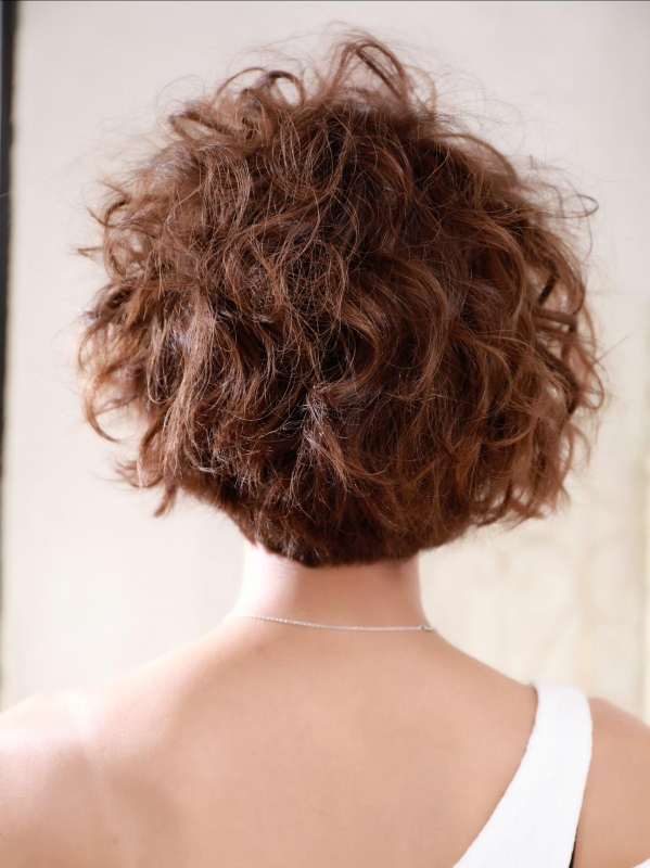 強めカールがスパイシーなスパイラルパーマのショートヘア