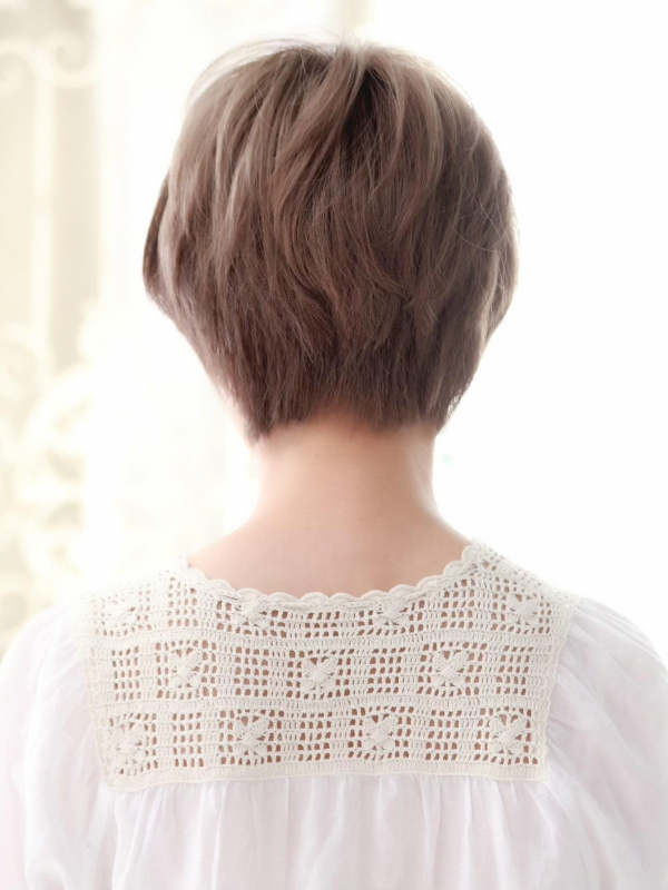 グレージュカラーが透明感バツグン！ ナチュラルなショートヘア