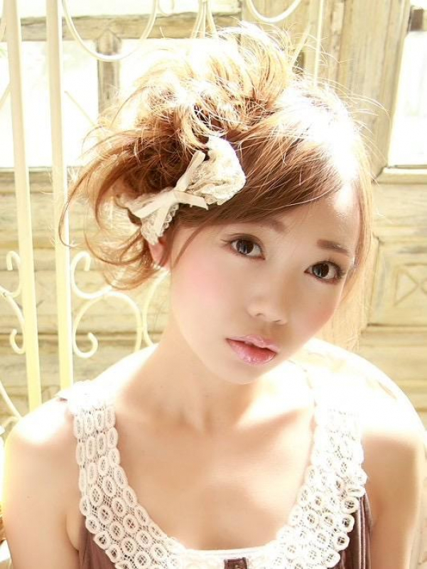 サイドに寄せたアップスタイルで可愛いモテアレンジ