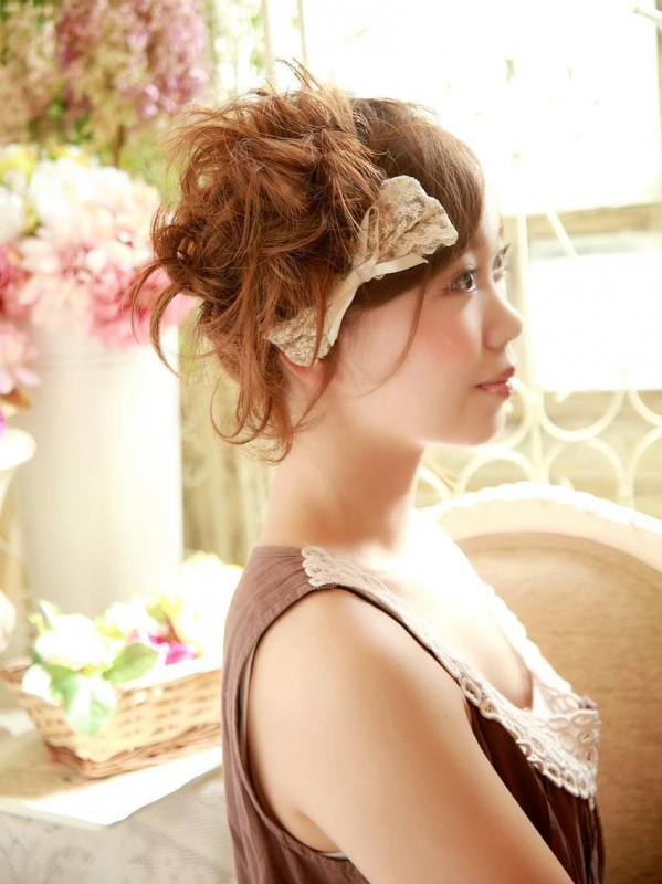 サイドに寄せたアップスタイルで可愛いモテアレンジ