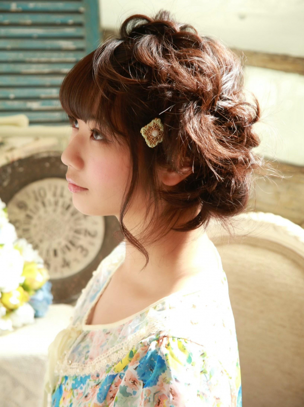 ねじることがポイントのゆるふわお呼ばれアレンジ