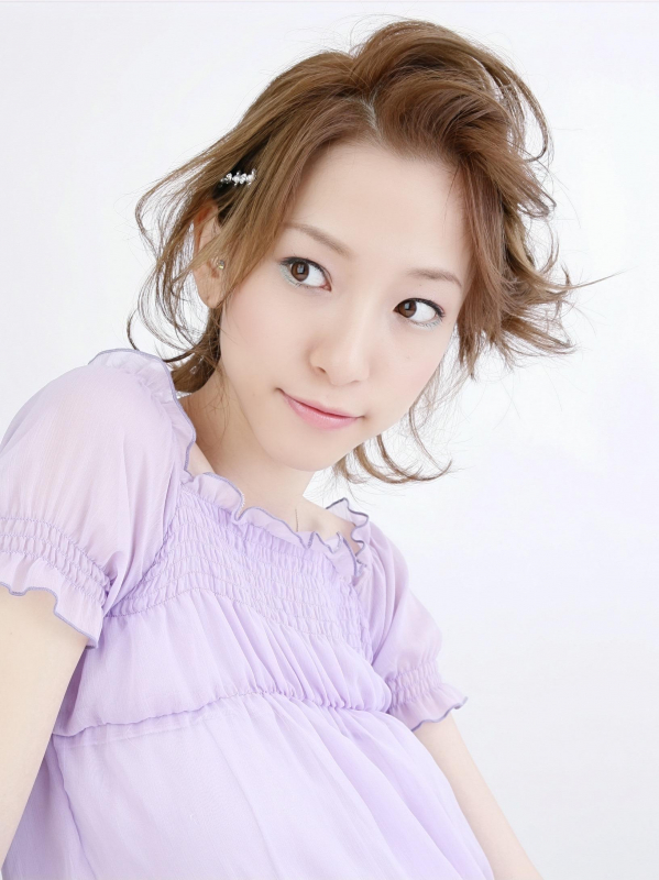 大人可愛いサイドに寄せたショートアレンジ