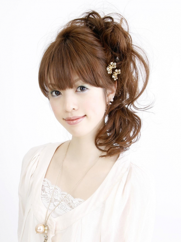 華やかな大人女子のセミロングアレンジ