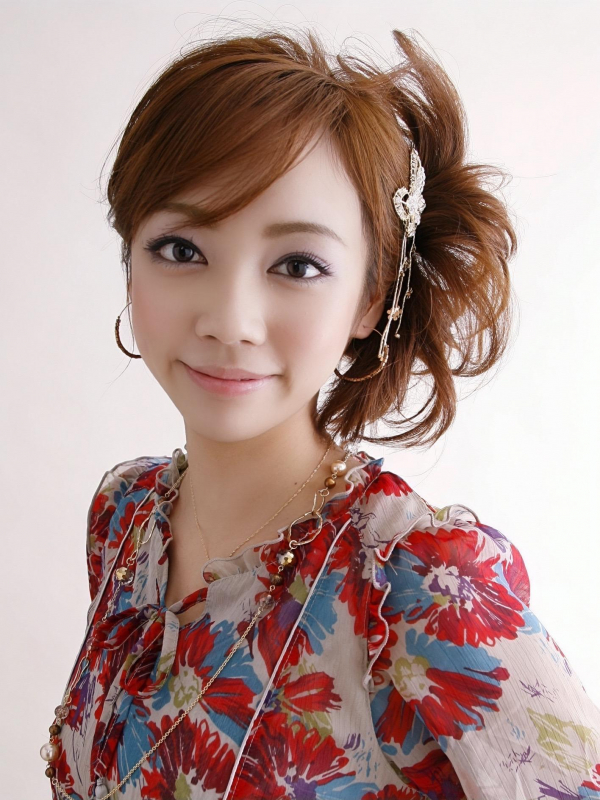 サイドに寄せた大人っぽいセミロングアレンジ