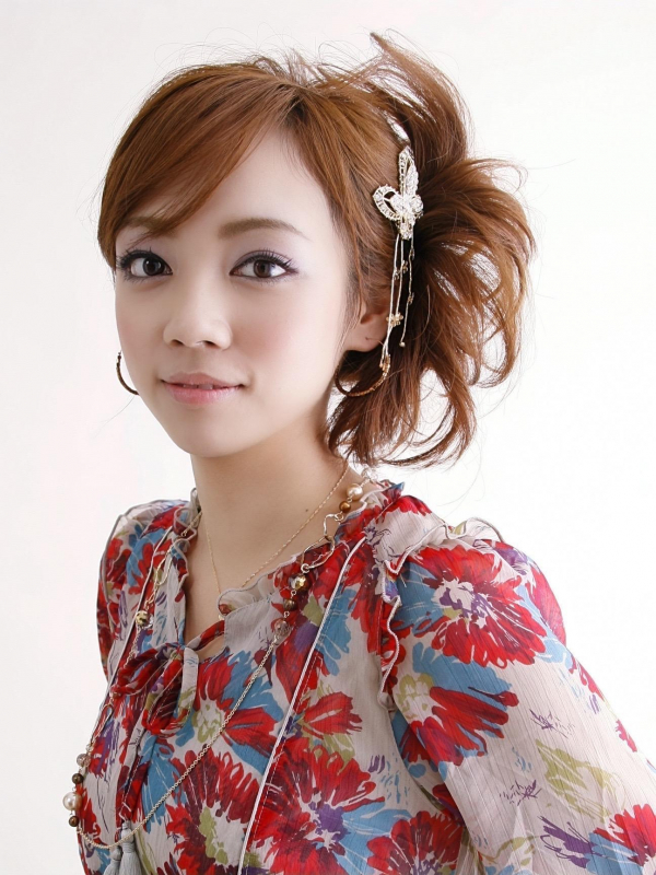 サイドに寄せた大人っぽいセミロングアレンジ