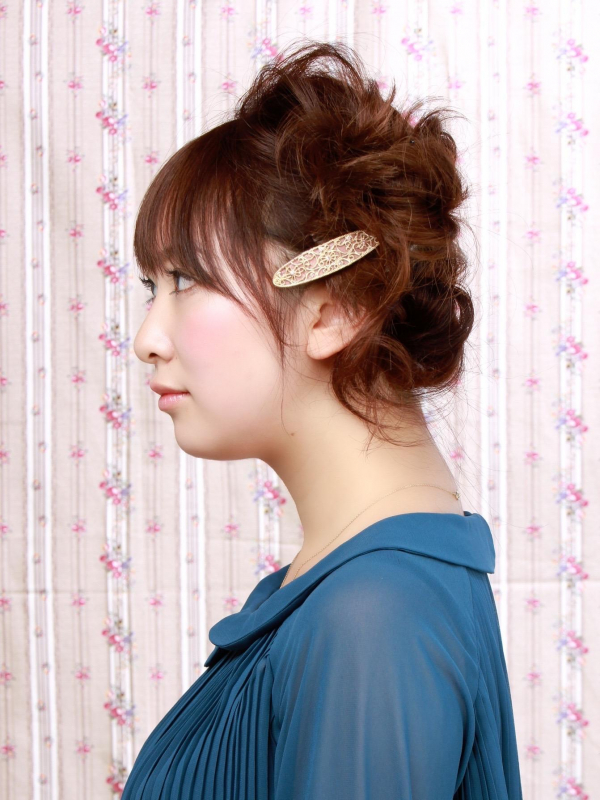 サイドに寄せた可愛いボブアレンジ