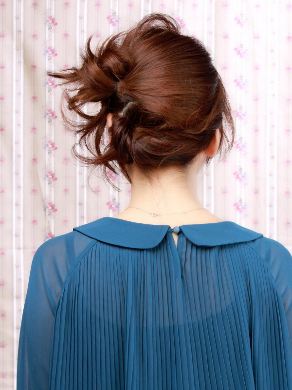 サイドに寄せた可愛いボブアレンジ