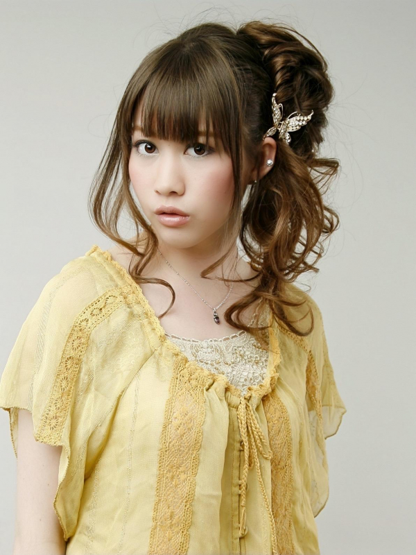 小顔効果のあるフェミニンなお呼ばれアレンジ