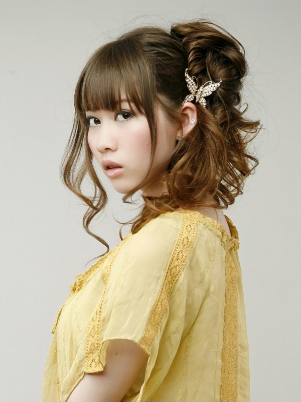 小顔効果のあるフェミニンなお呼ばれアレンジ