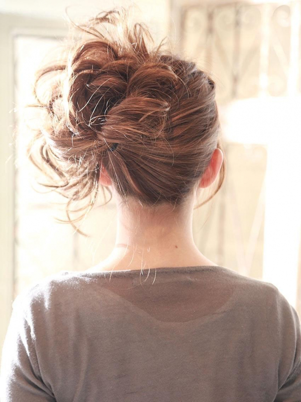 サイドに寄せたボリュームのある愛されアレンジ