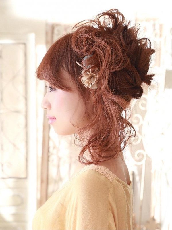 逆毛がポイントの華やかなアップスタイルのアレンジ