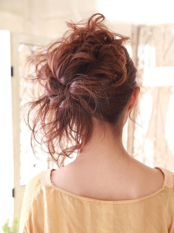 逆毛がポイントの華やかなアップスタイルのアレンジ