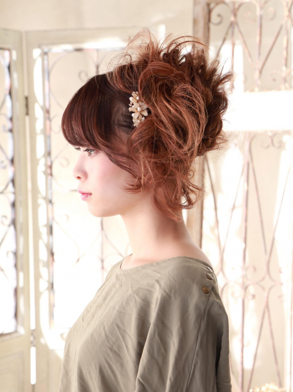 三つ編みを忍ばせてサイドに寄せた可愛らしいアレンジ