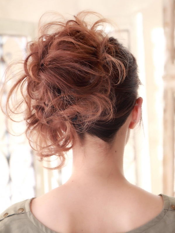 三つ編みを忍ばせてサイドに寄せた可愛らしいアレンジ