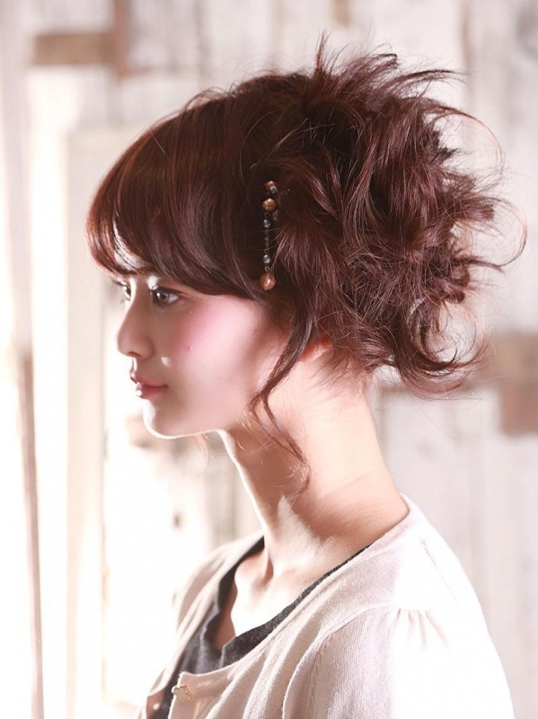 サイドにまとめたチェスナットブラウンの愛されアレンジ