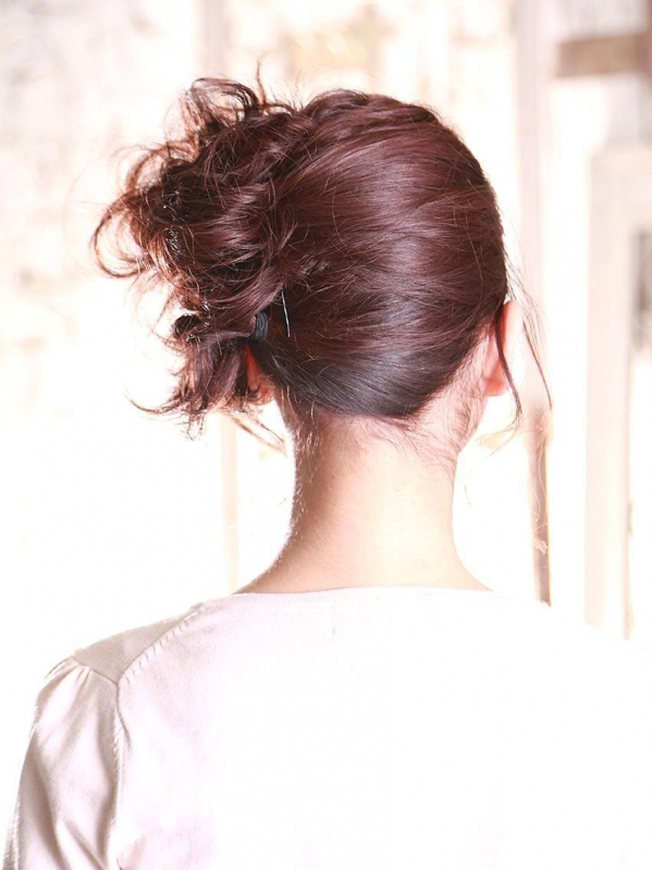 サイドにまとめたチェスナットブラウンの愛されアレンジ