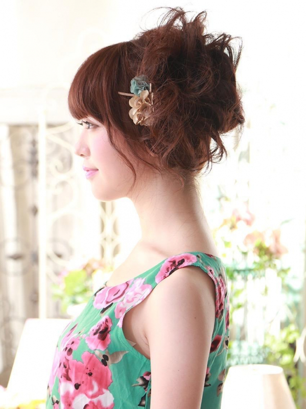 若々しい雰囲気の結婚式にぴったりなセミロングアレンジ