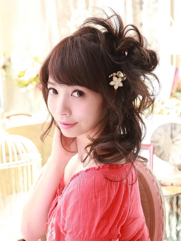暗髪のサイドに寄せたフェミニンなアレンジ