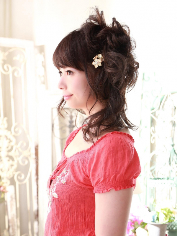 暗髪のサイドに寄せたフェミニンなアレンジ