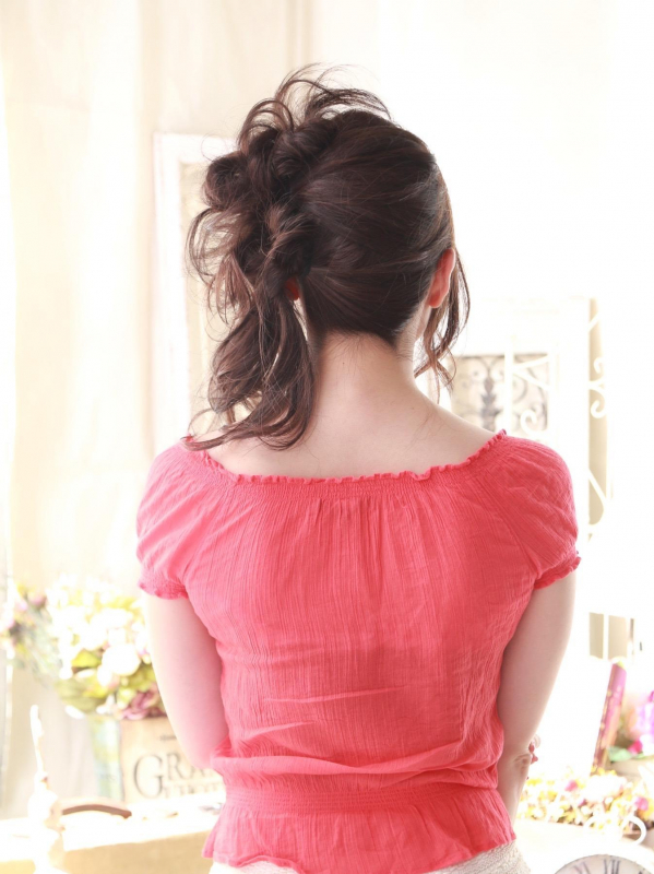 暗髪のサイドに寄せたフェミニンなアレンジ