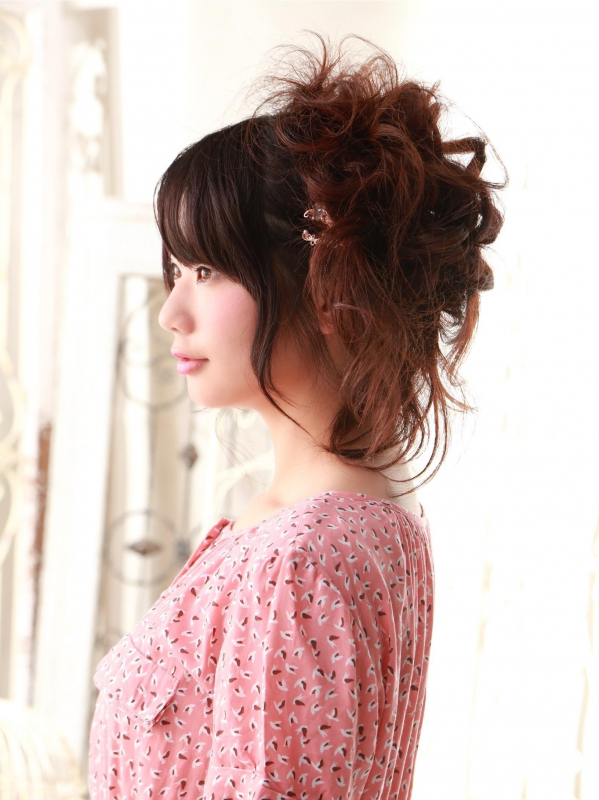 サイドに寄せた愛らしいお呼ばれアレンジ