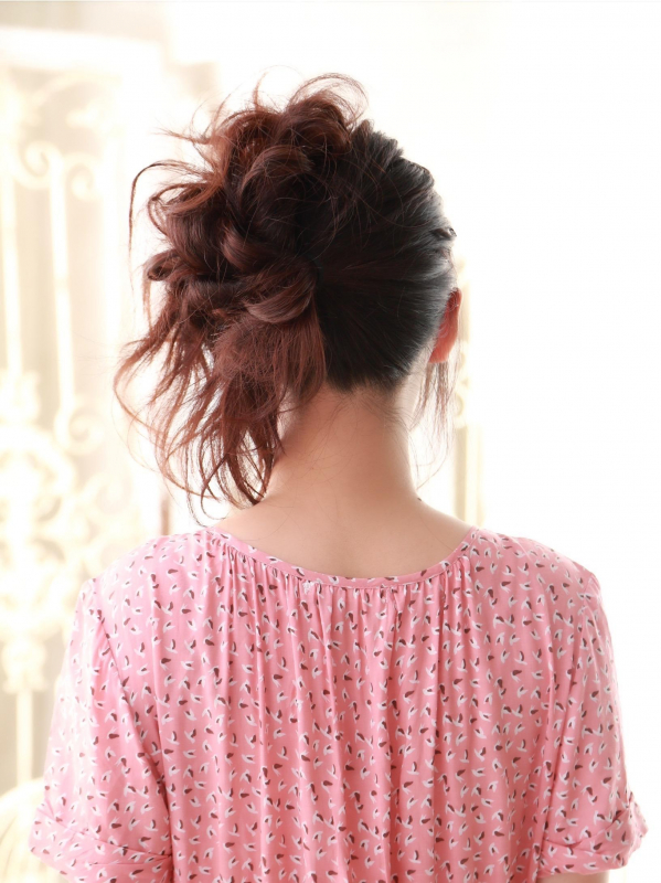 サイドに寄せた愛らしいお呼ばれアレンジ