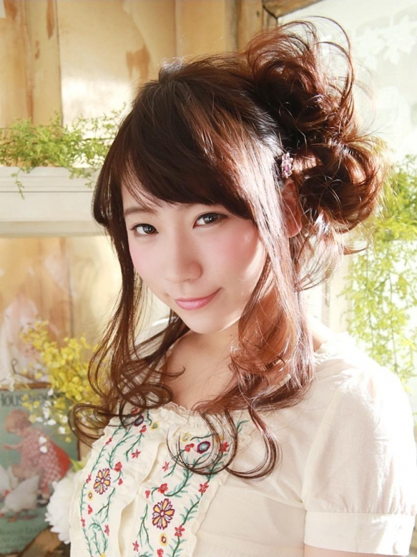 小顔効果のあるフェミニンな印象のお呼ばれアレンジ