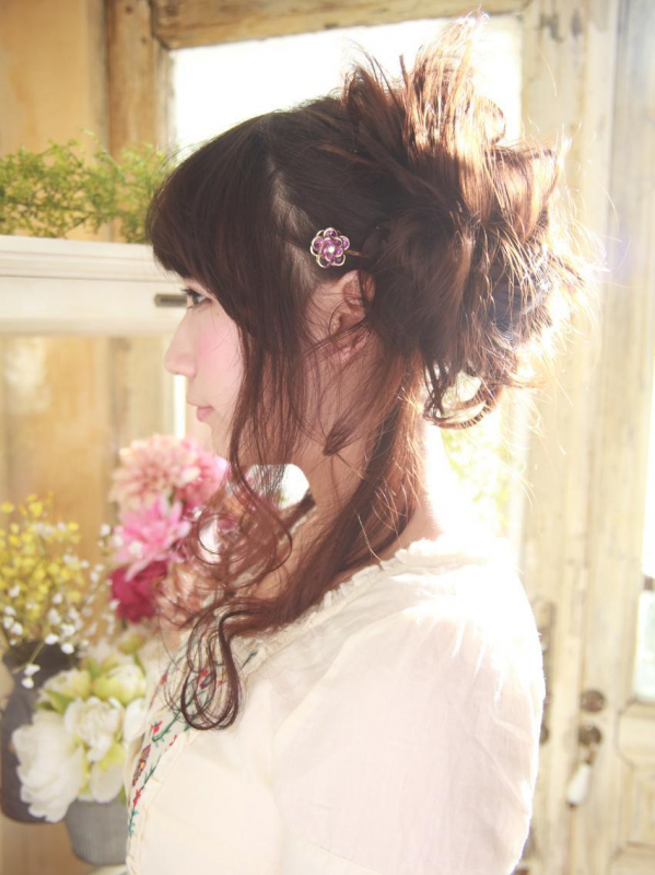 小顔効果のあるフェミニンな印象のお呼ばれアレンジ