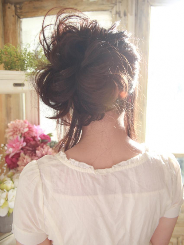 小顔効果のあるフェミニンな印象のお呼ばれアレンジ